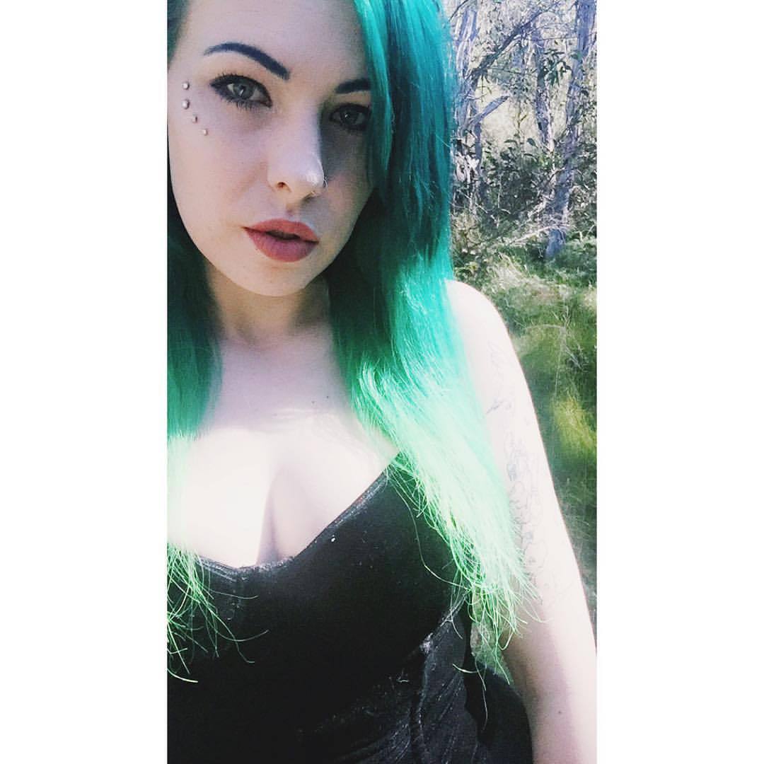 Photoshoot selfie 😂   #photoshoot #model #greenombrehair #gothic #dermals #tattoos