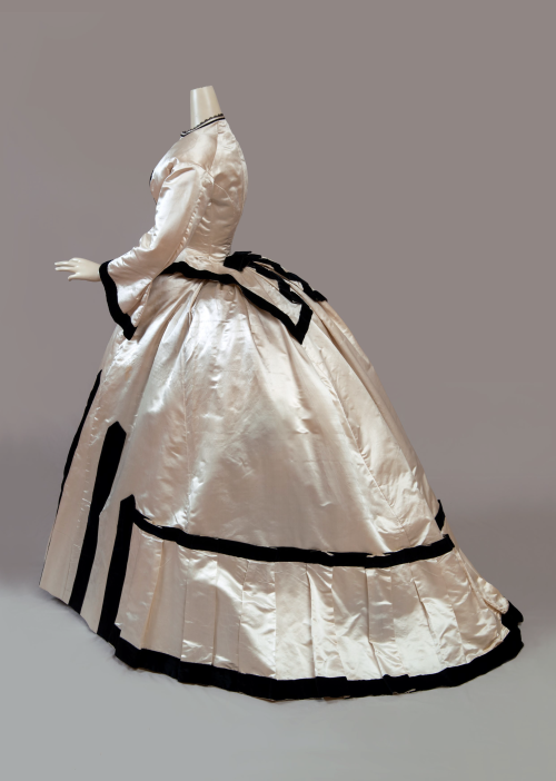 fripperiesandfobs: Visiting dress ca. 1864-65From Cora Ginsburg