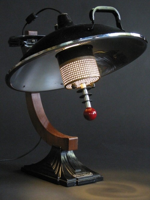 ein-bleistift-und-radiergummi:Art Deco Death Ray Lamp