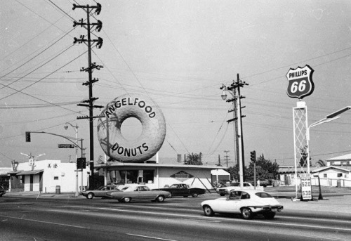 paulftompkins:  archiemcphee:  If only we had a time machine, then the next Geyser of Awesome Field Trip would be travel back in time to Los Angeles to visit these amazing roadside attraction restaurants shaped like giant food, animals, and housewares.