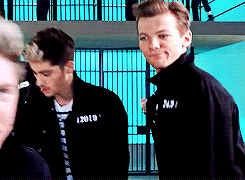 justkindahappened:  Favorite Louis Things → biting his lips 
