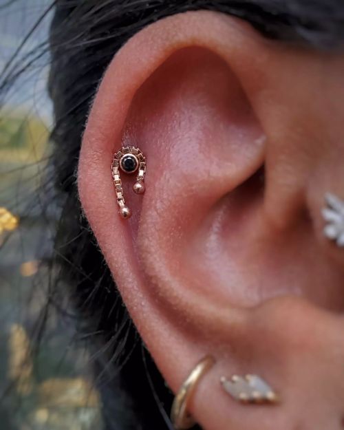 Spruced up this healed helix piercing I did a while back with an absolutely stunning piece from @jjj