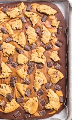 foodffs:  PEANUT BUTTER CHOCOLATE CHIP COOKIE