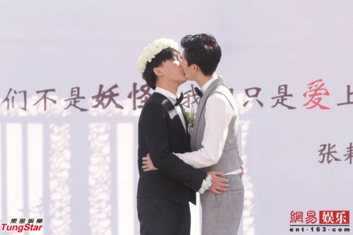 asianboysloveparadise:  This beautiful wedding just happened on October 9 in Beijing, China. The couple was so cute. Watch the wedding moment here: https://youtu.be/7K-XWUS66SY
