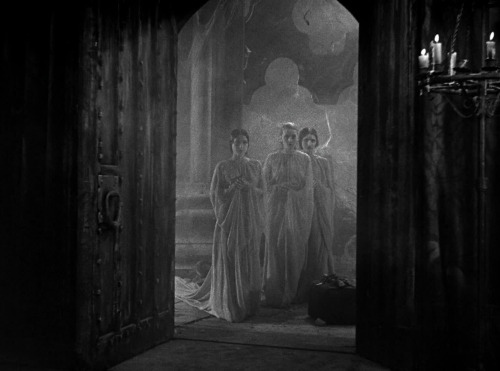 ozu-teapot:  Dracula | Tod Browning | 1931 Dorothy Tree, Geraldine Dvorak, Cornelia Thaw - The Bride