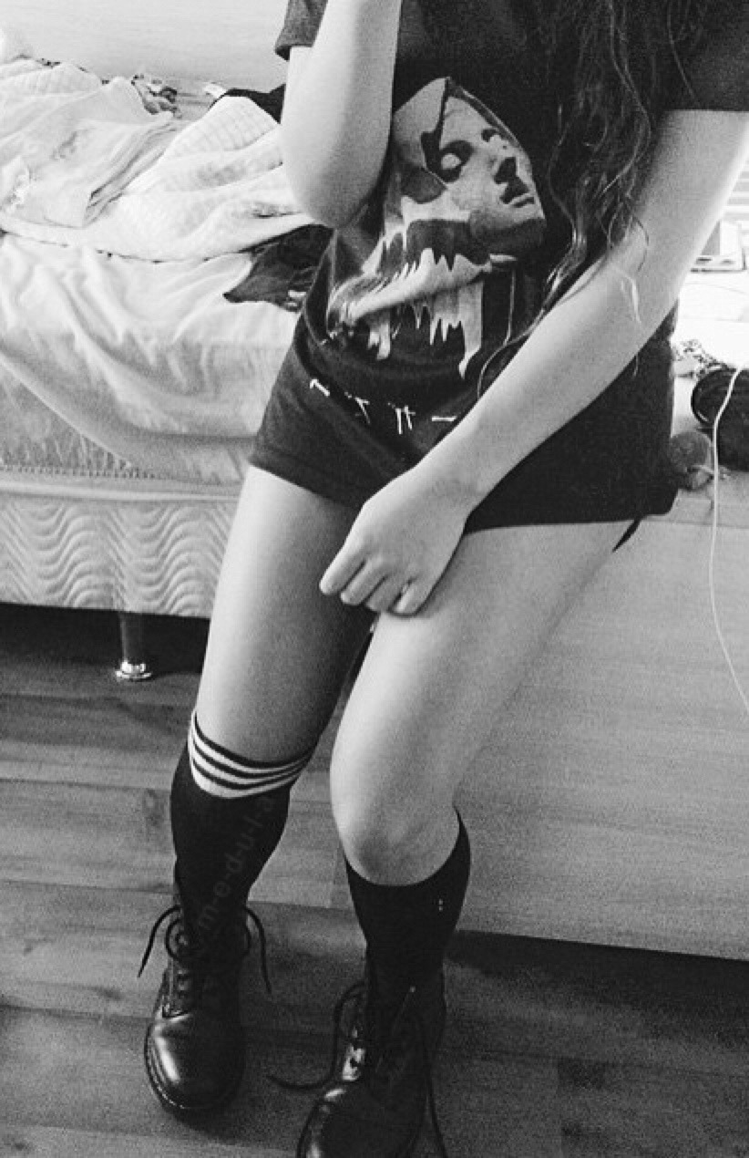 u-n-d-e-a-a-a-d:    instagram: isa.peronn   