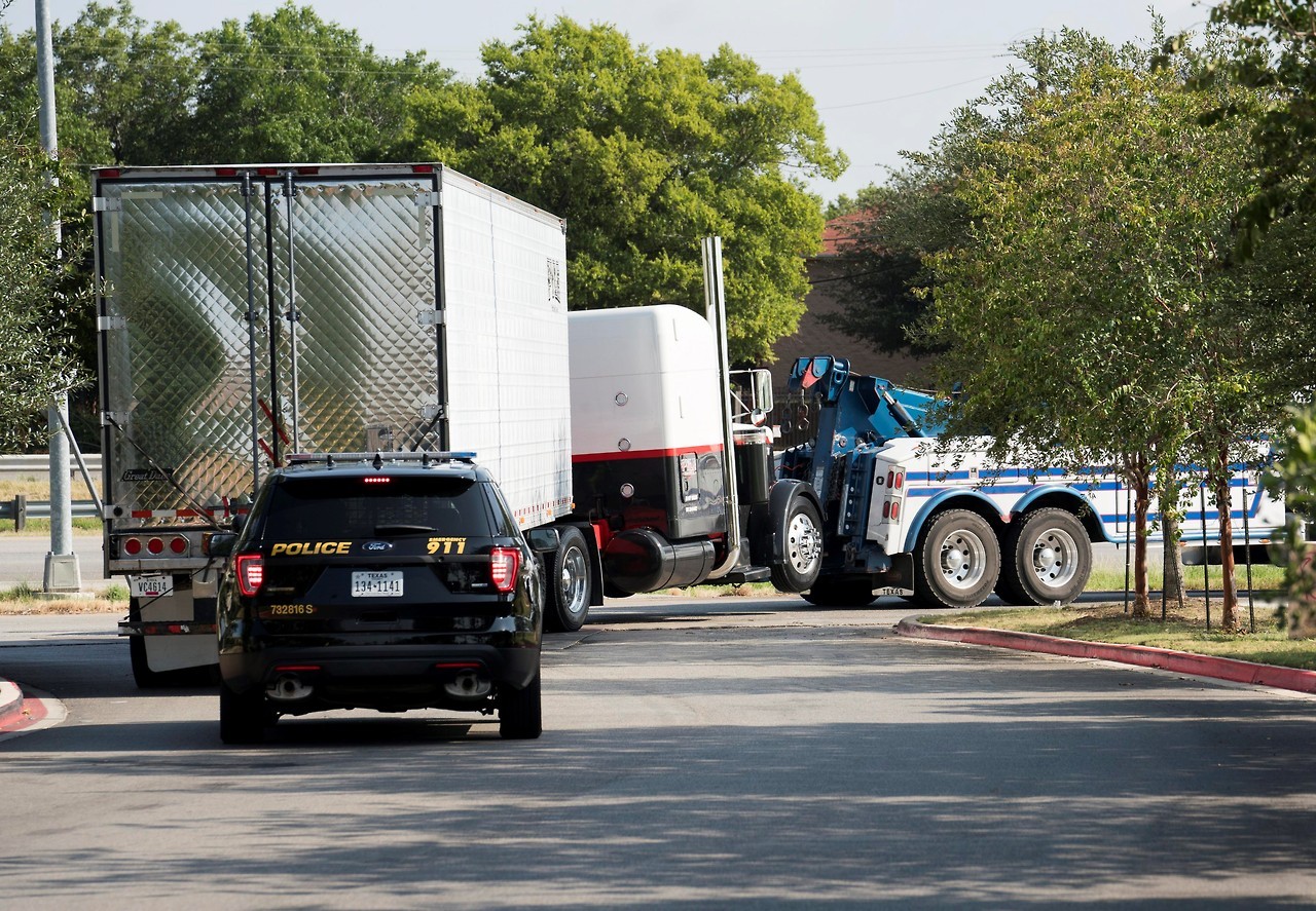 TRÁFICO DE PERSONAS. Nueve inmigrantes mueren ocultos en un camión en Texas, cerca de la frontera con México. Nueve presuntos inmigrantes indocumentados fueron hallados muertos este domingo dentro de un camión estacionado en Texas, cerca de la...