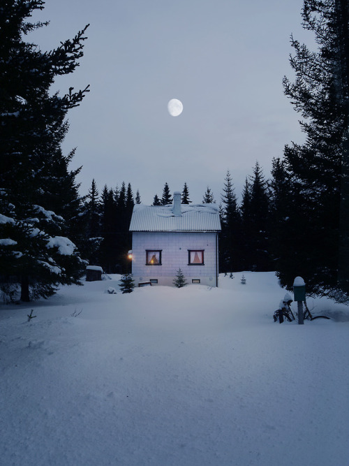 escapekit:  Moments With the Moon Norway-based photographer Bjørg-Elise Tuppen shares beautiful moments with the moon.  