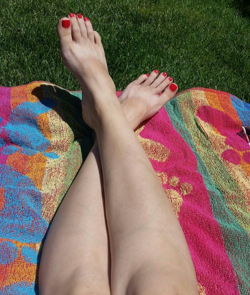 princesspipsperfect10: Hi all! Catching some rays today and thought I would share. Enjoy!