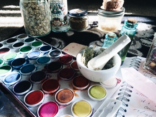 thelunarianwitch:  artsy witch 
