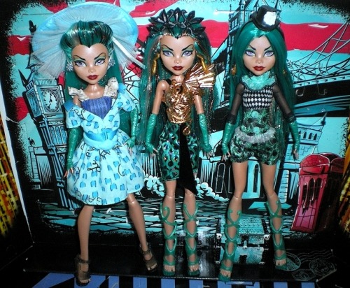 &ldquo;City Schemes&rdquo; Nefera(s) de Nile.Left, new outfit &amp; hairstyle. In the mi