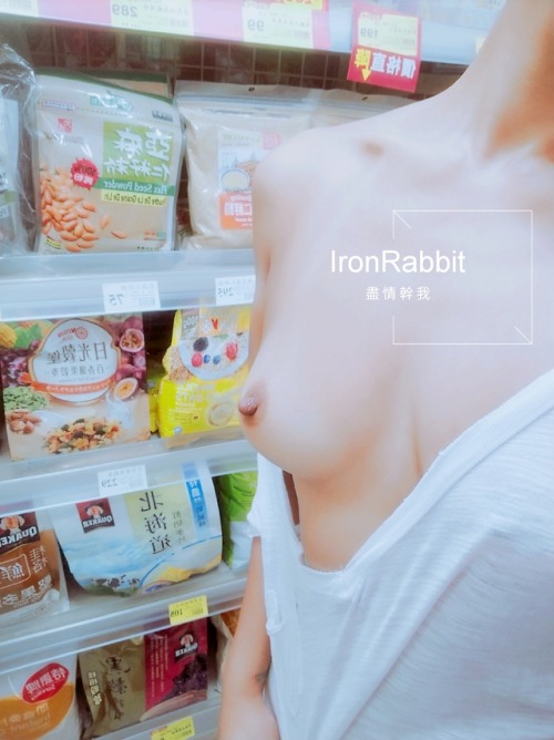 sexyironrabbit:啊，今天忘記穿內衣出門了 身上的白T好像太透明 乳頭好明顯 小短褲超級短 白T都要比褲子長了 哈哈 屁股蛋都在外面勾引大家 擦身而過的男孩都一直盯著我看 這樣的穿著會不會