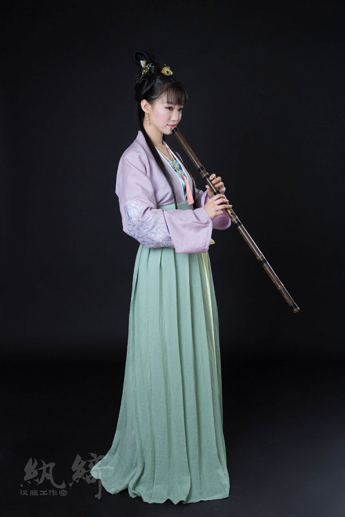 fouryearsofshades:  【纨绮汉服】绣花对襟襦裙——沉香玉婉 形制：对襟襦裙选料：高级时装面料/ 真丝丝麻褶裙（珍珠纱挂里）工艺：双面包边缝/绣花/挂里  纨绮 shop