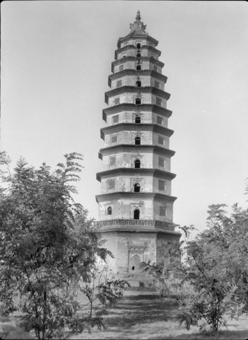 1931 photo of the Liaodi Pagoda of Kaiyuan Monastery, Dingzhou, Hebei Province, China. Constructed i