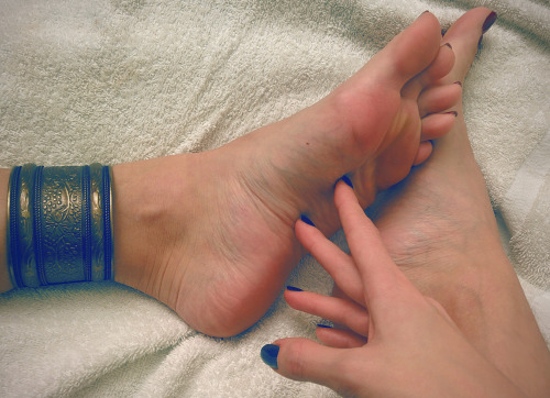 footsiepattes: Don’t I look like a Greek Goddess ?Worship my feet, and you might get a reward if you