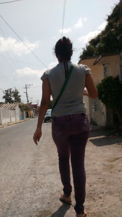 girlsintightjeans:  La misma hermosa chica en jeans morado