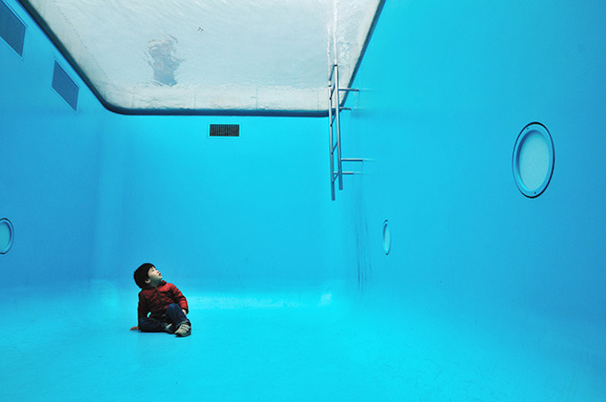 fineartwhore:  wetheurban:  Swimming Pool, Leandro Erlich Argentinian artist Leandro