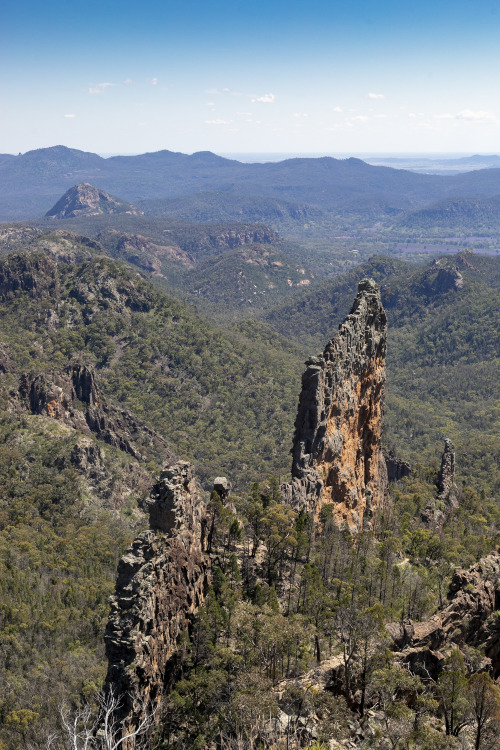 2020: The Breadknife, a trachyte dyke (formed 18-13 Ma), along with plug known as Belougery Spire, d