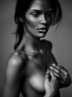 crystal-black-babes:   Cris Urena – Nude