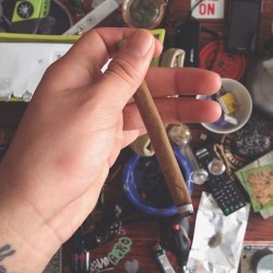 stoneyxochi:  blunt o’clock 