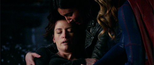 dailysupergirlgifs:You held on. I held on.