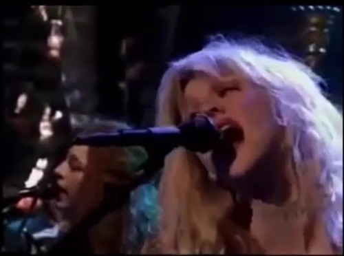 Blurry screenies of Hole from their MTV Unplugged performance. 