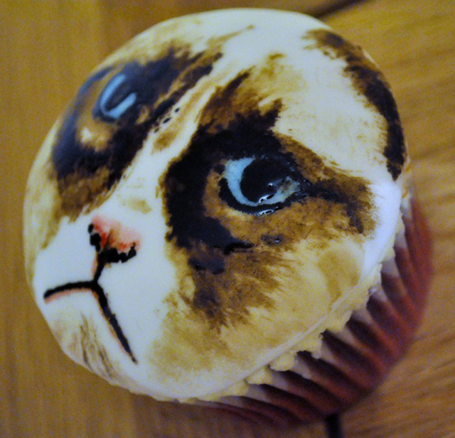 laughingsquid:  Grumpy Cat Cupcake