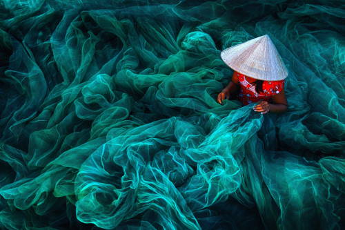 nubbsgalore:vietnamese women mending fishing nets (x, x, x) (#)