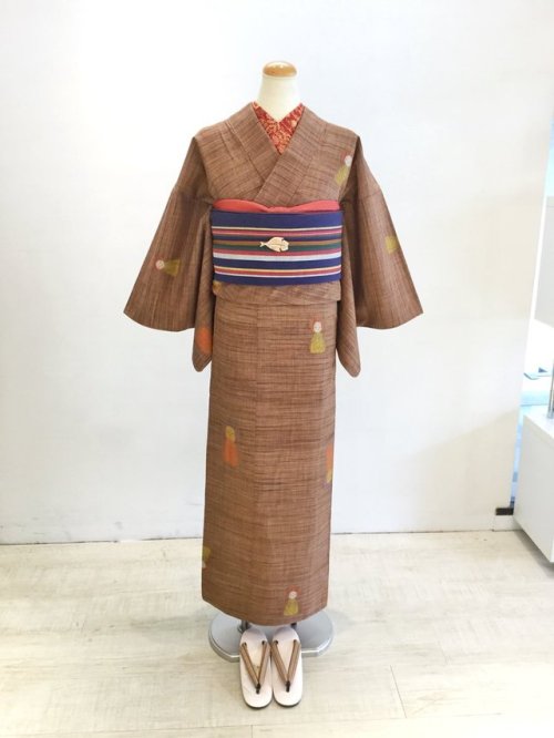 This rustic-looking tsumugi kimono might not look like much from afar, but it has serene jizo motif!