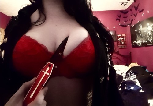 kvlt-cvnt:I got my knife in today, what better way is there to show it off than this? 🖤🗡