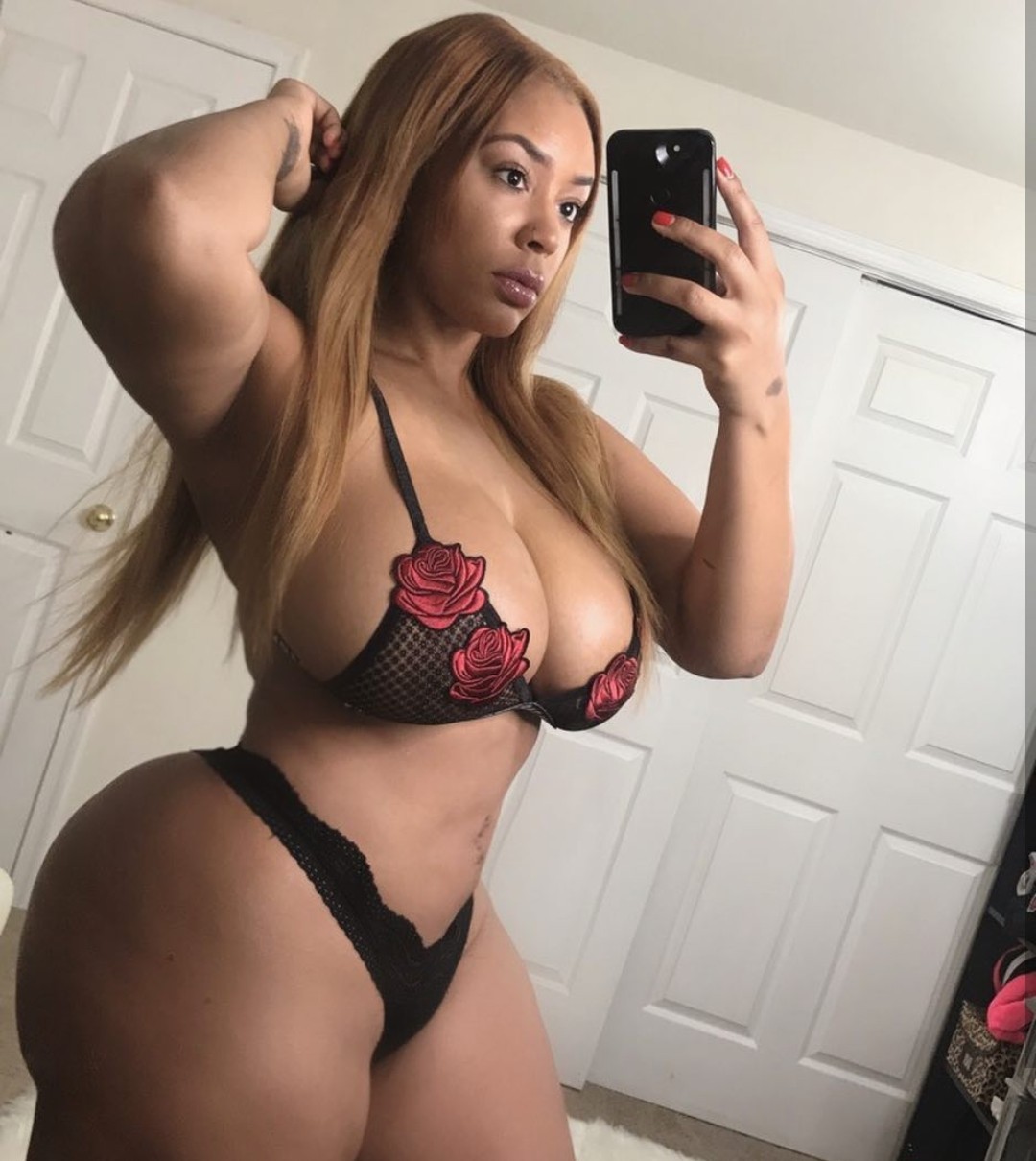 jazziedadd:  SexyCurvyLicious. Gorgeous. BootiLicious.    Ms AundreaRanane 💛 💚