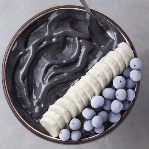 uncannykate:  madamehearthwitch:  madamehearthwitch:  fitter4me: Black smoothie bowl?? 😱😱 made with frozen bananas and activated charcoal! FYI - charcoal absorbs stuff (toxins) in your stomach, which sounds like a great idea unless of course you