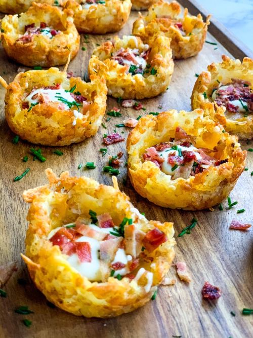 lookashiny:  (via https://thefeatherednester.com/wp-content/uploads/2018/11/IMG_3646.jpg) https://thefeatherednester.com/loaded-tater-tots-appetizer-recipe/