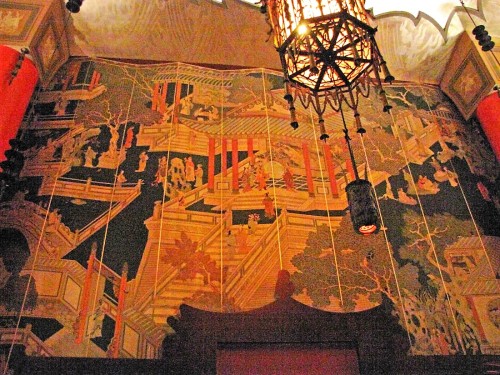 vintagegeekculture:One of the most recognizable landmarks in Los Angeles is Grauman’s Chinese 