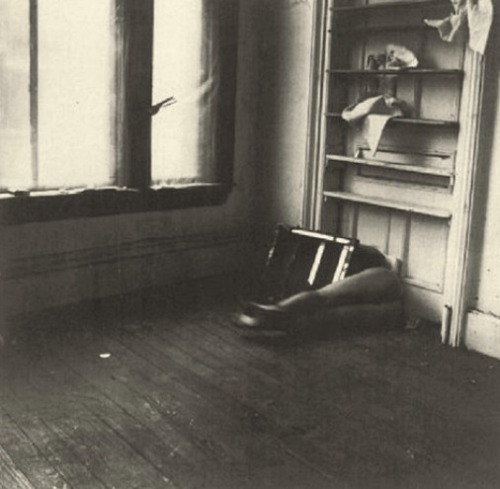 miss-catastrofes-naturales:  Francesca Woodman Point of view (1976)