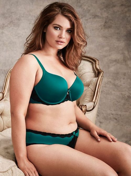 Full figured doesn’t really do justice to the divine figure of Tara Lynn. Wearing this emerald green