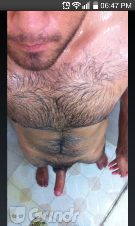 chicosmexicanosalxtremo:  Un sabroso peludito wow! Gracias Grindr!