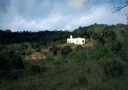 EDUARDO SOUTO DE MOURAHOUSE IN SERRA DA ARRÁBIDA, 2002Picheleiros, Setúbal, PortugalImage © José Cam