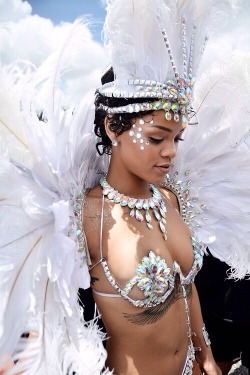 jaw-droppingwomen:  Rihanna Fenty