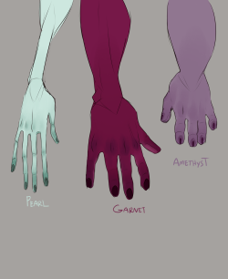 deadwooddross:  First teeth….now hands!-Other than being extra spindly, pearl has pretty average hands-Garnet’s nails are much thicker and harder than human fingernails-Amethyst n Jasper both have like, retractable kitty claws goin on-Lapis has no