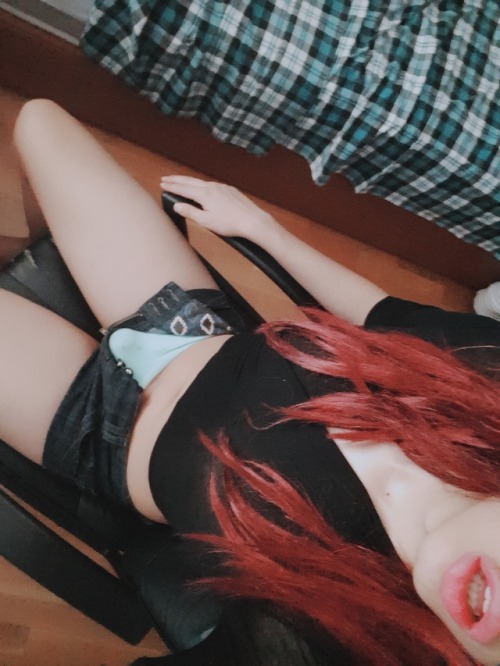 lauratrap:  The world needs more bulge ✌  Love the new panties, really cute color 