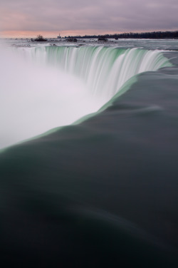 r2&ndash;d2: Niagara Falls, over the edge