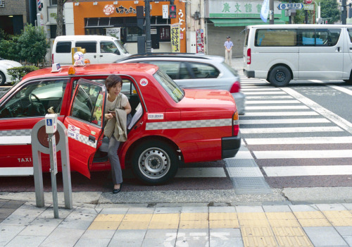 神保町 タクシーを降りるひと Chiyoda-ku, Tokyo by ymtrx79g