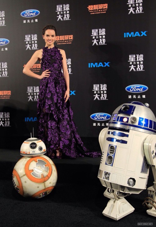 daisyridleyofficial:  Daisy at The Force Awakens premiere in Shanghai (December 27)