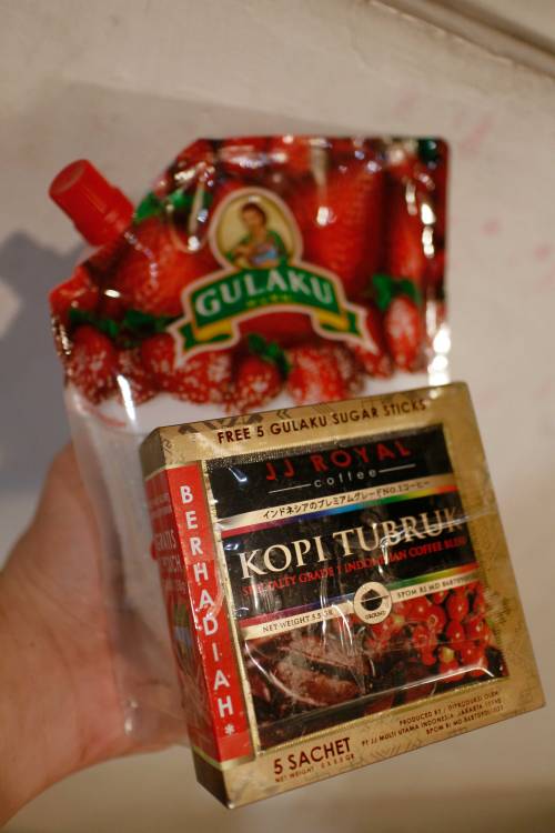 Free half kilo sugar with five packets of instant coffee. It also includes five packets of sugar.