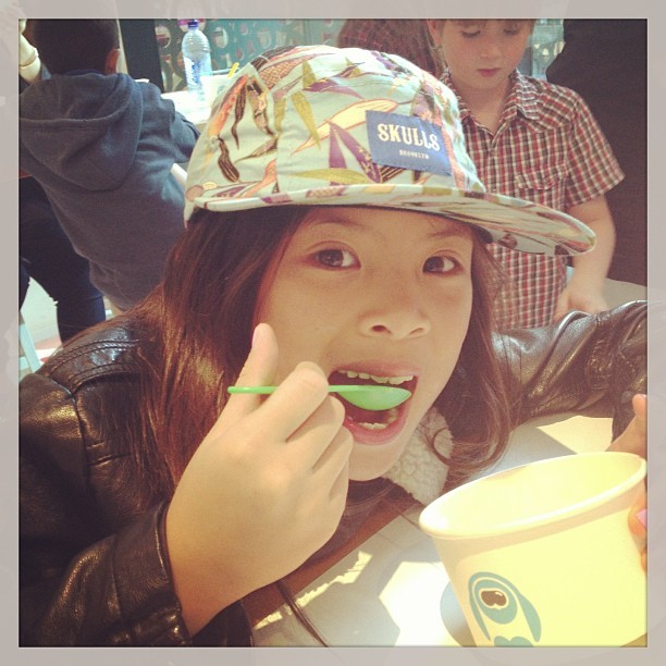 With my little munchkin #yogurtworld #cute #instacute #froyo #babysitting #5panel