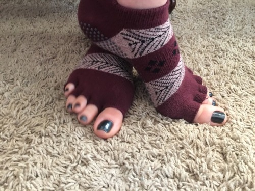 femalefeetonly: opentolife37: Off to Pilates.. with these sexy toes! Lucky rug .