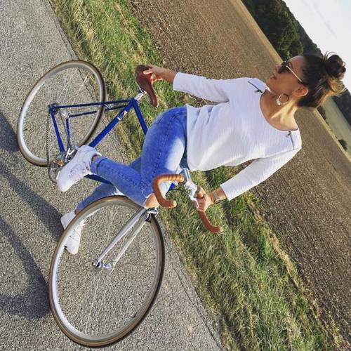 fixiegirls:  Repost: @kyoobike:Sunday Shooting #fixielove #fixie #singlespeed #fixiegirl #frenchgirl