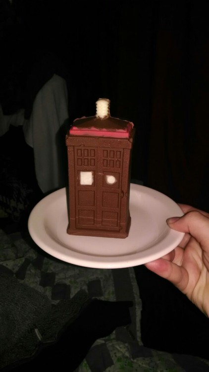 ohmygodwhatarethings:In preparation for easter, I present to you the hollow chocolate TARDIS. Whoo! 