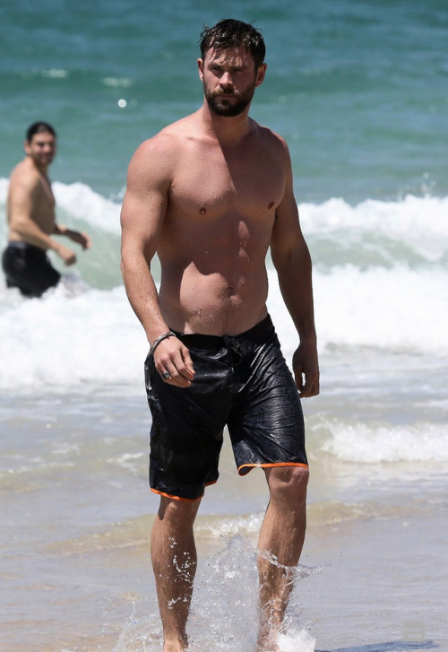 exposedtease: Chris Hemsworth at the Beach